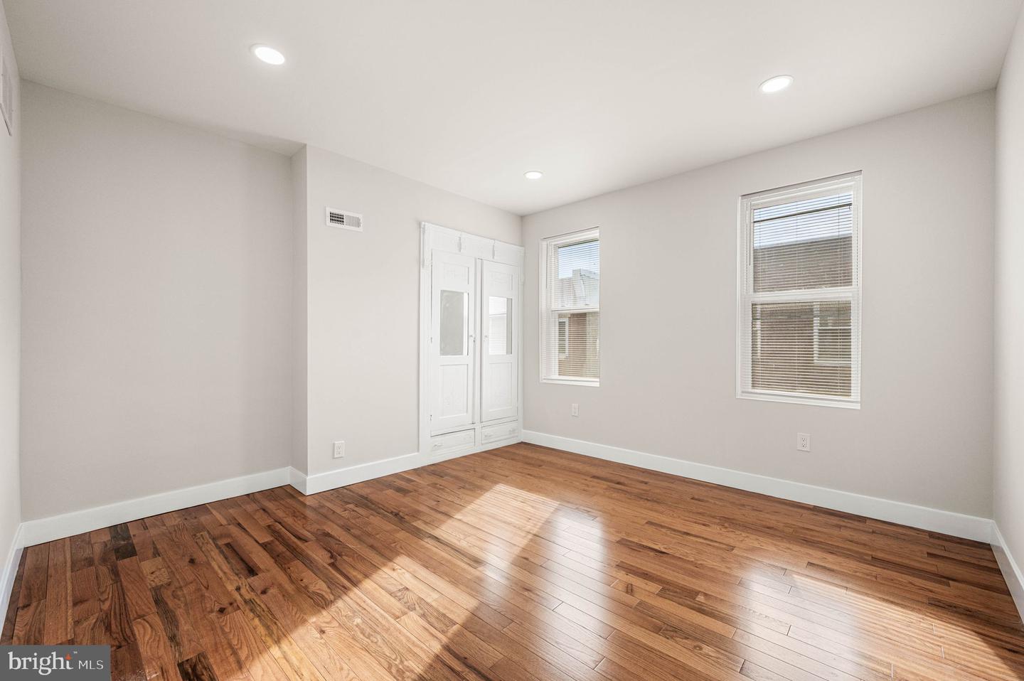 2131 E Monmouth St Property Photo 8