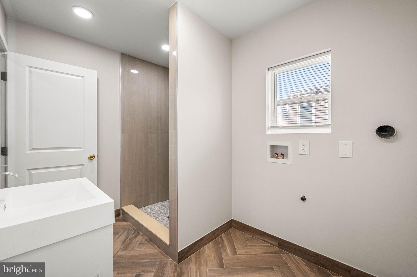 2131 E Monmouth St Property Photo 15