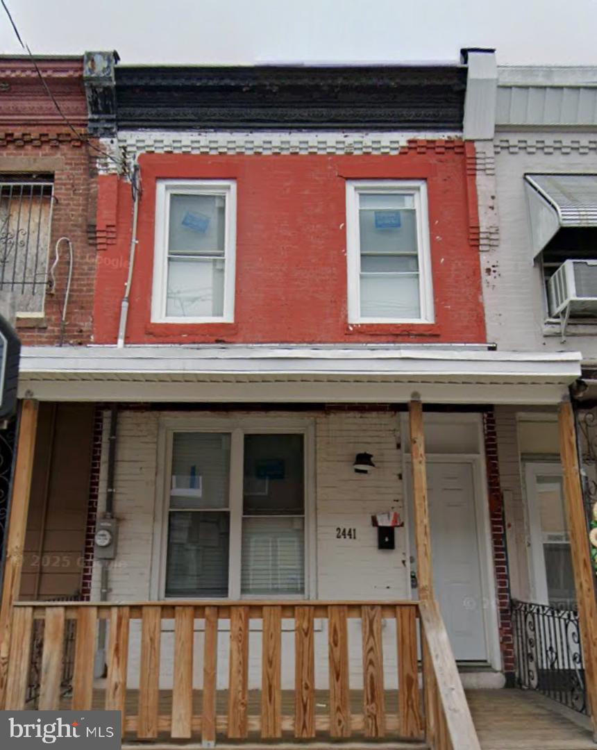 2441 W Oakdale St Property Photo 1