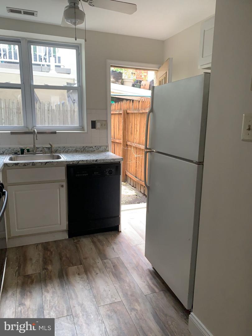 528 Fitzwater St Property Photo 4