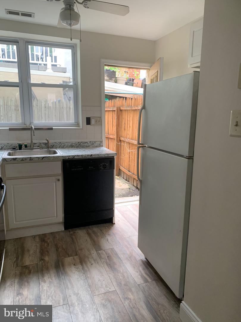 528 Fitzwater St Property Photo 8