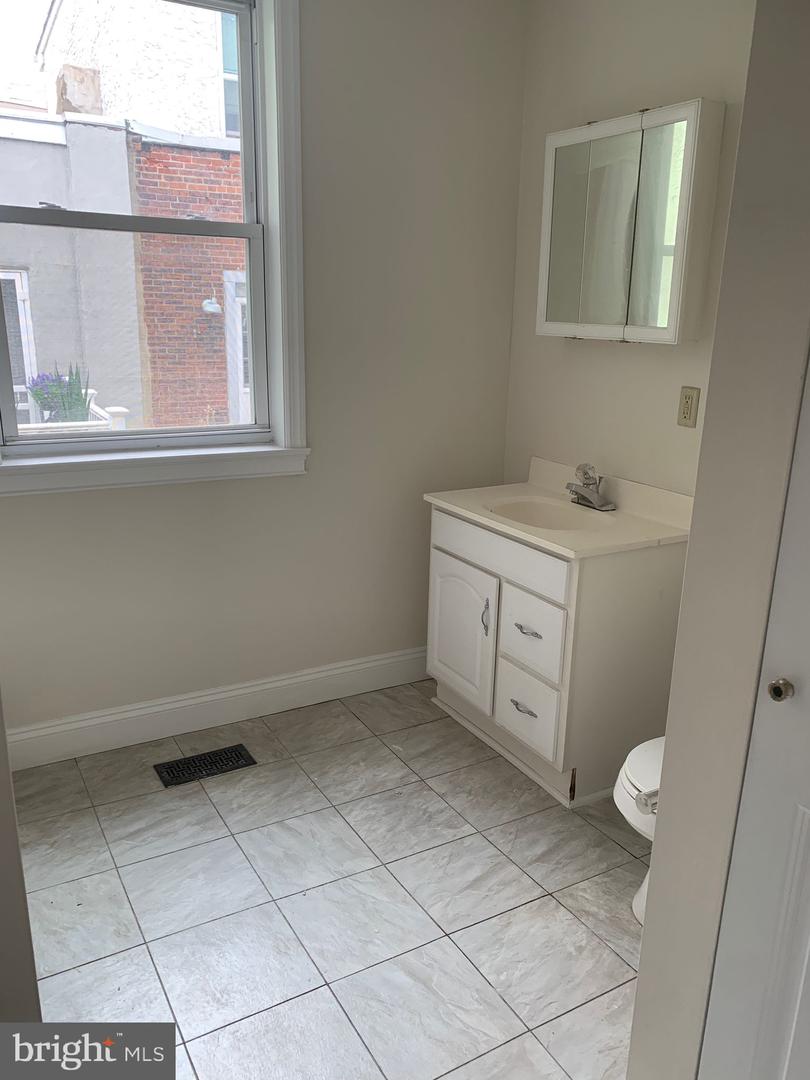528 Fitzwater St Property Photo 14