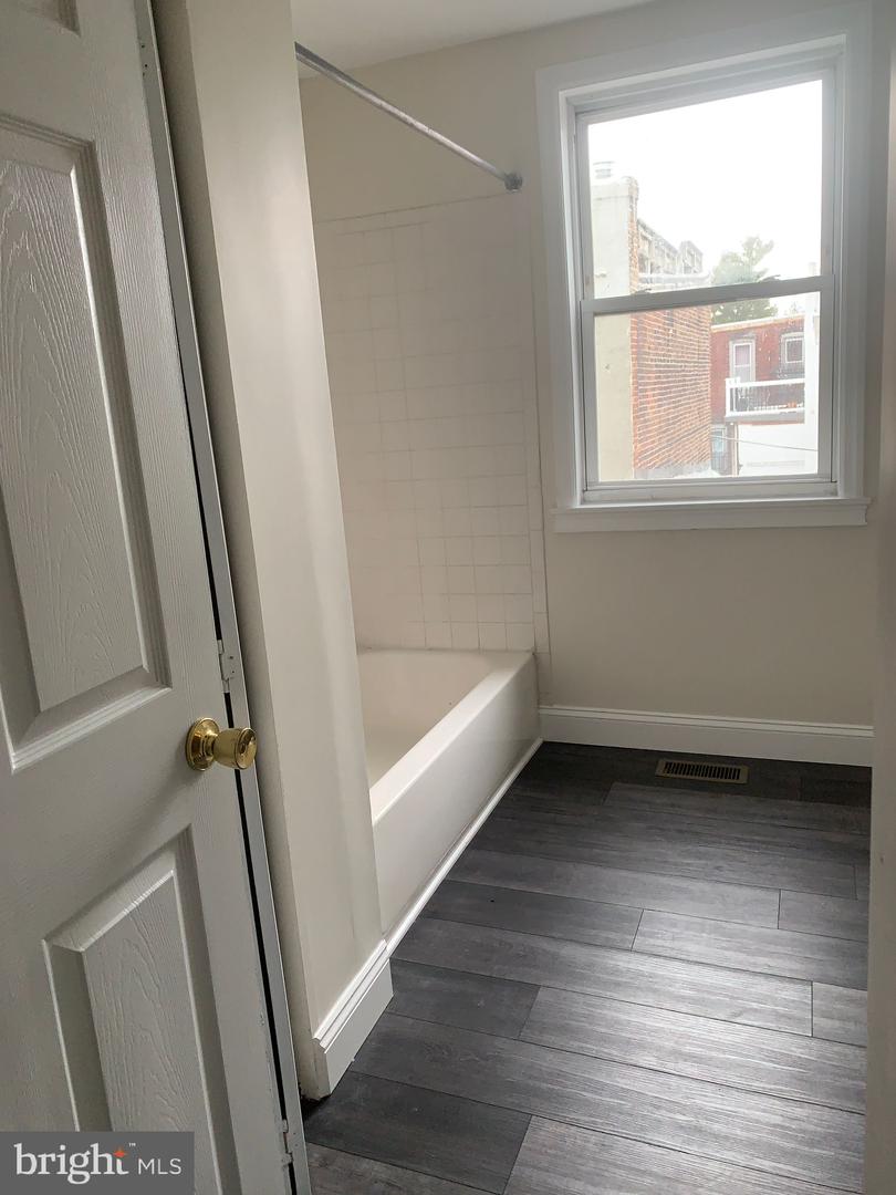 528 Fitzwater St Property Photo 35