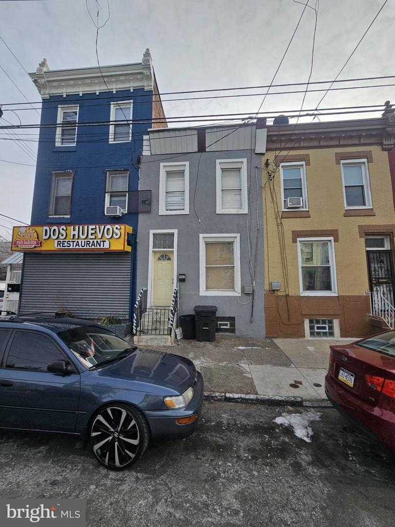 902 W SOMERSET ST Property Photo 1