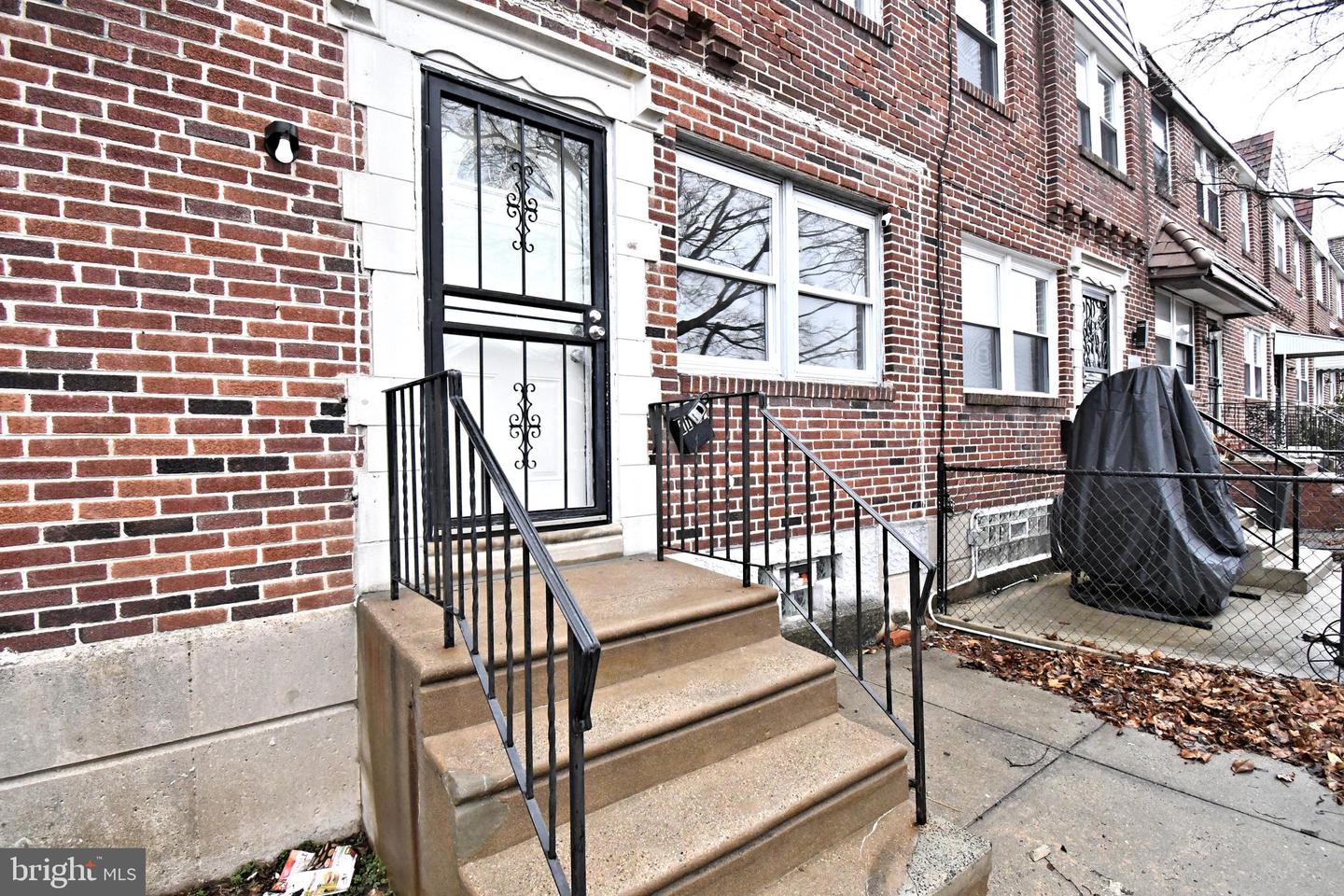 1107 E Sharpnack St Property Photo 3