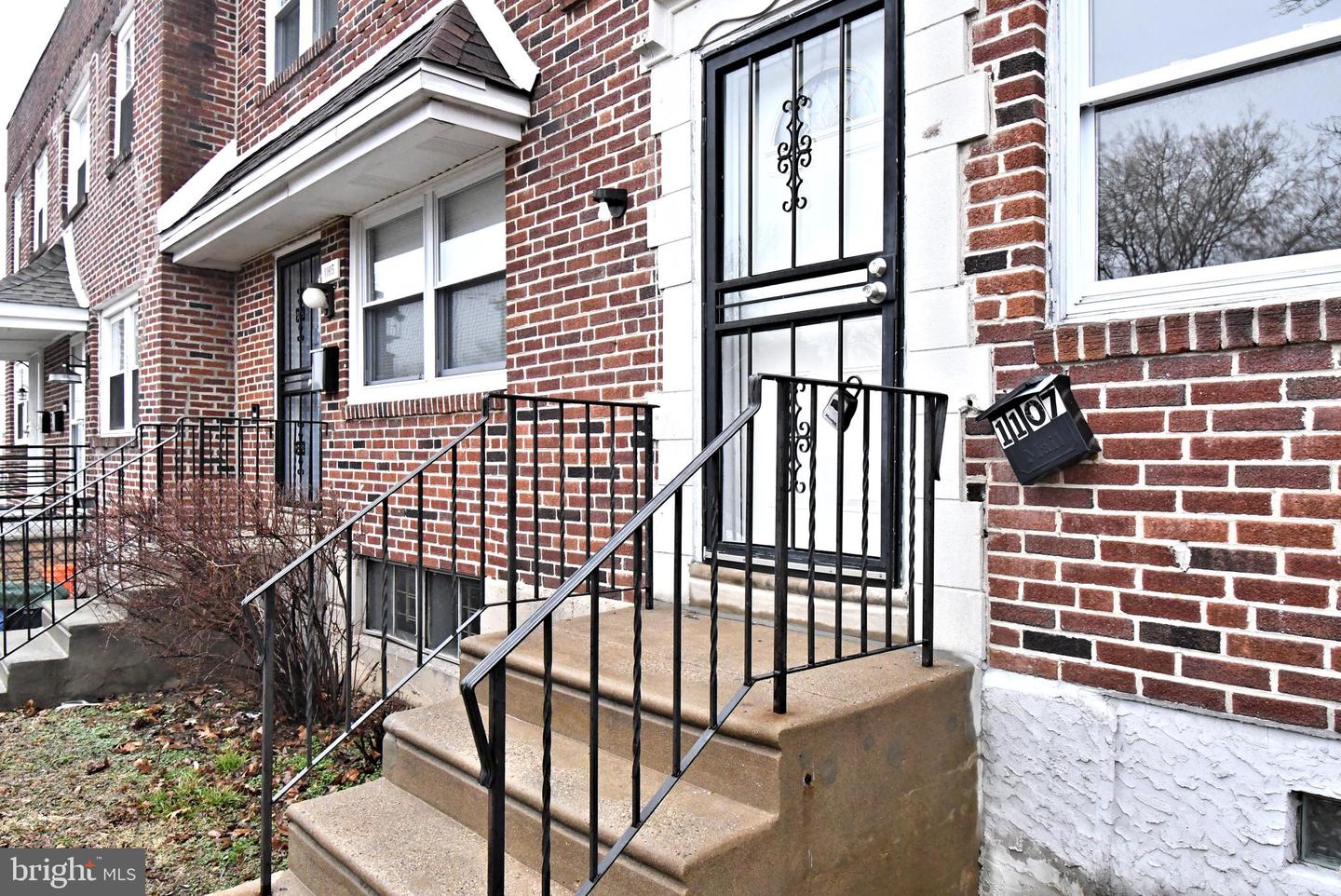 1107 E Sharpnack St Property Photo 4
