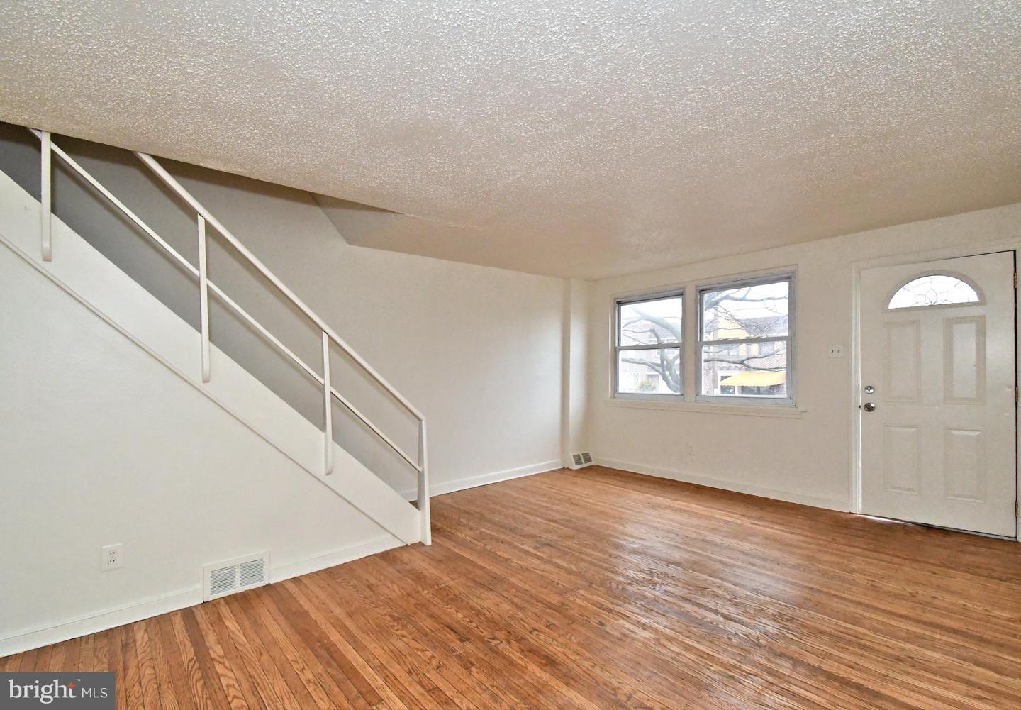 1107 E Sharpnack St Property Photo 9