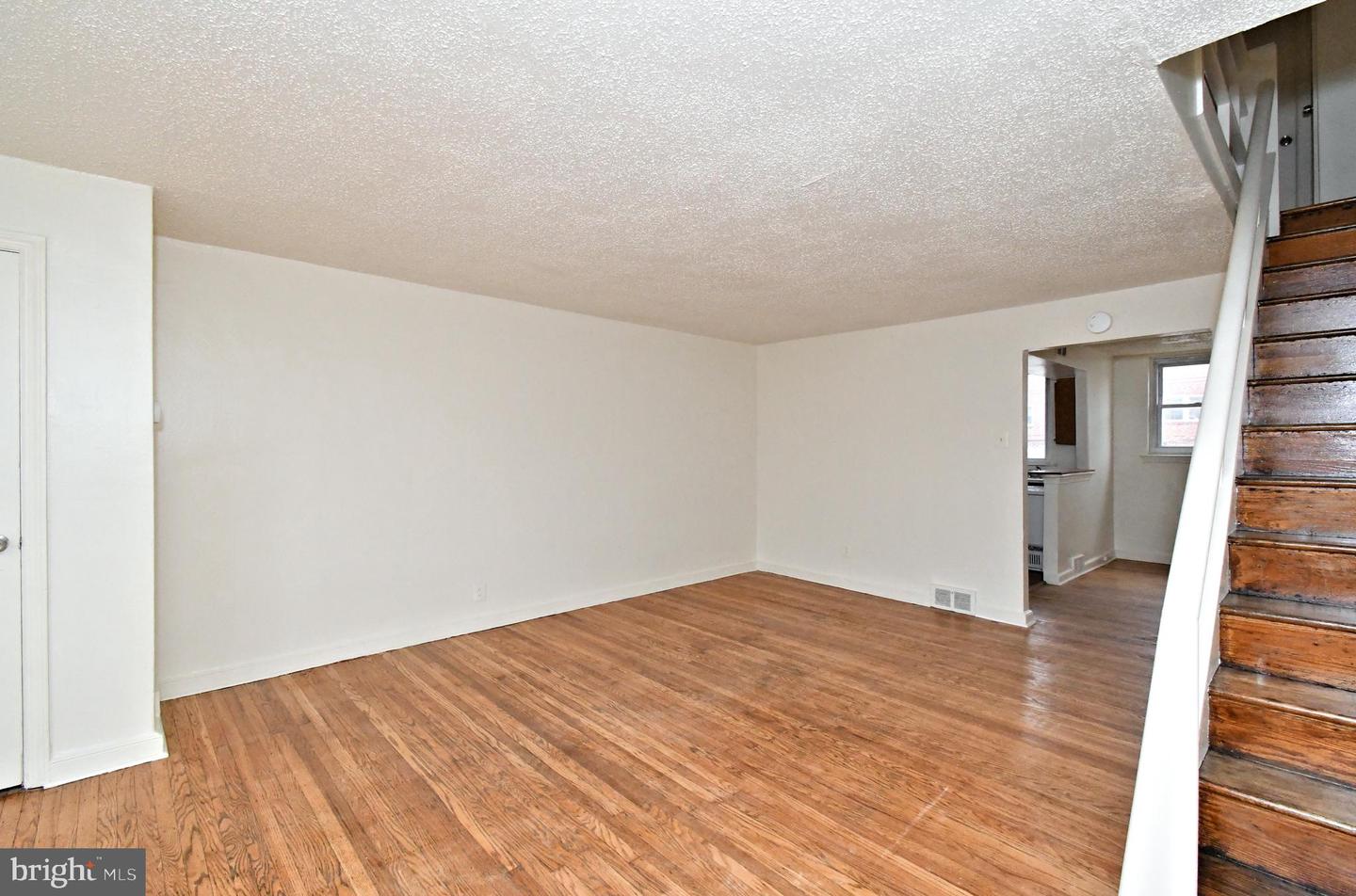 1107 E Sharpnack St Property Photo 10