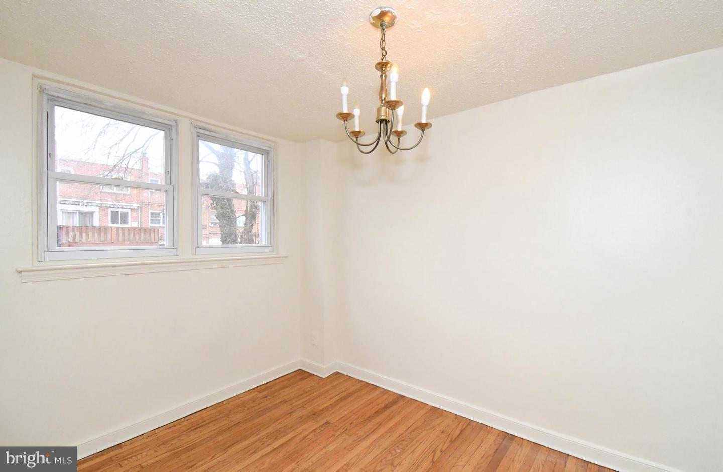 1107 E Sharpnack St Property Photo 12
