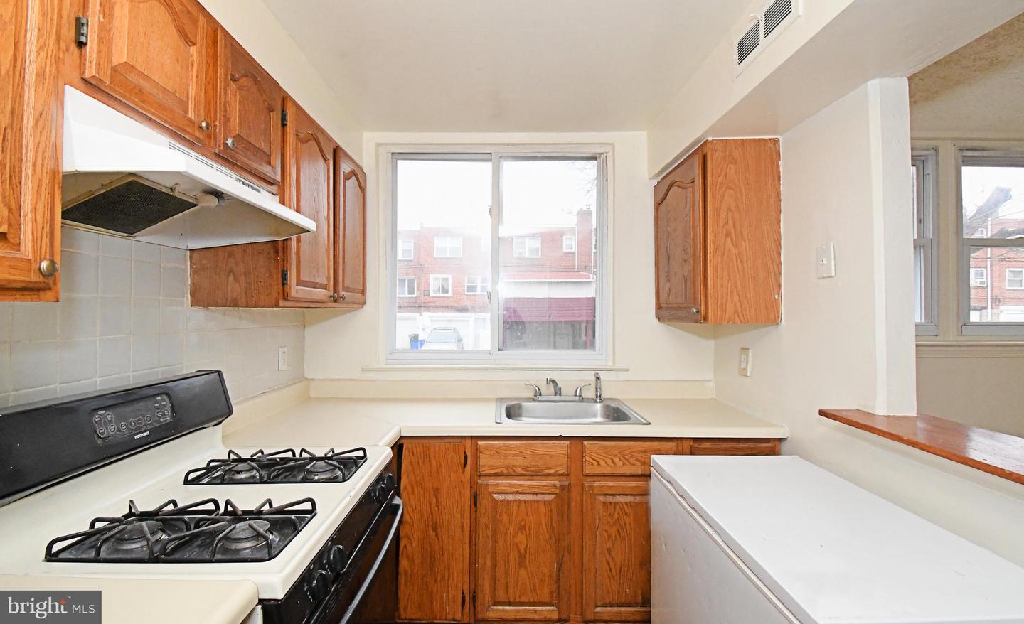1107 E Sharpnack St Property Photo 19