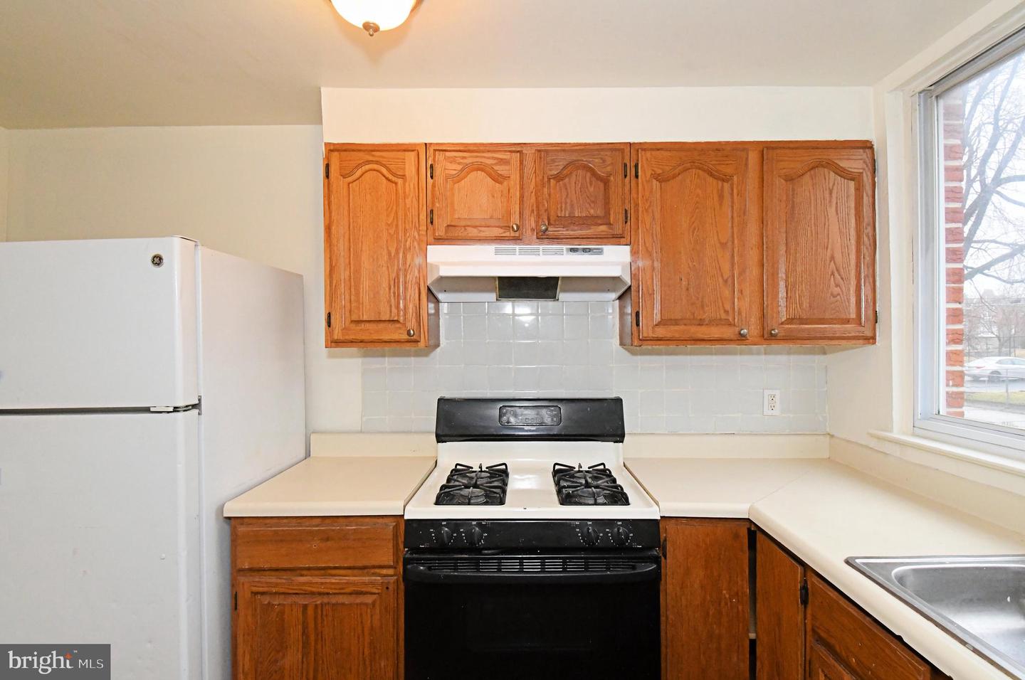 1107 E Sharpnack St Property Photo 20