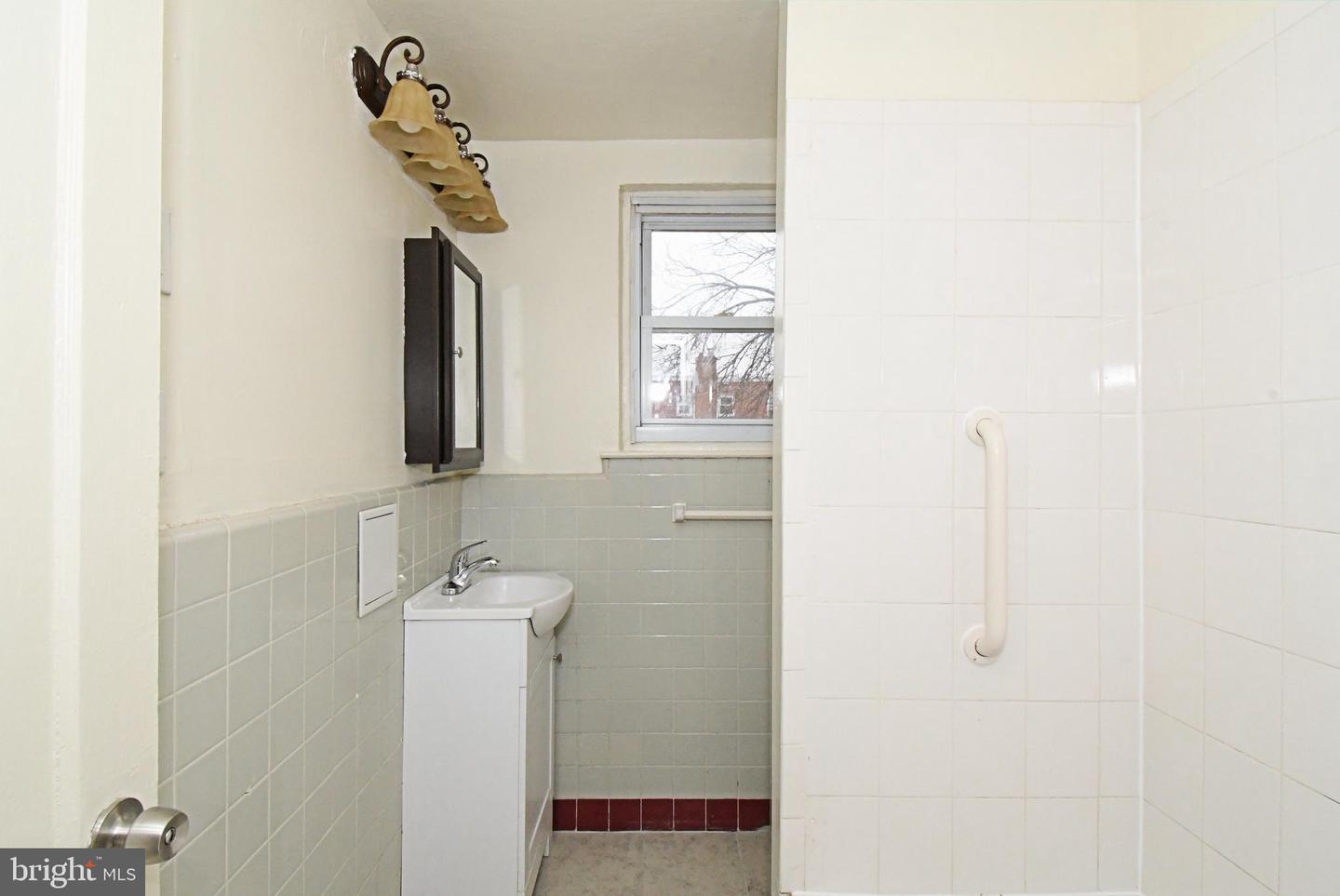 1107 E Sharpnack St Property Photo 26