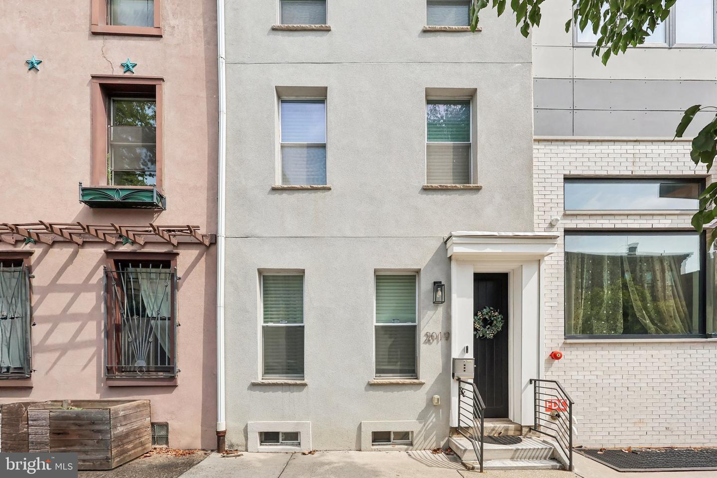 2019 W GIRARD AVE