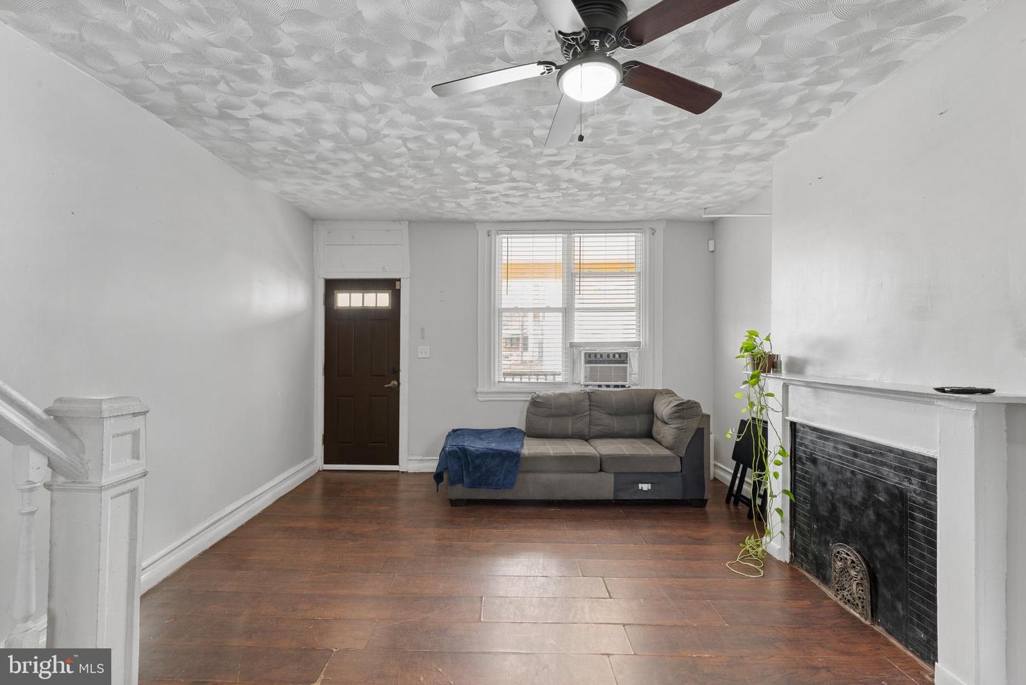6084 Upland St Property Photo 4