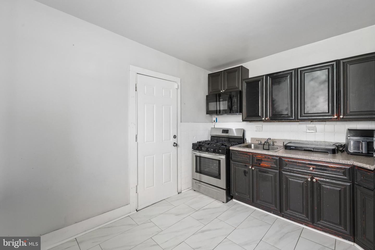 6084 Upland St Property Photo 9