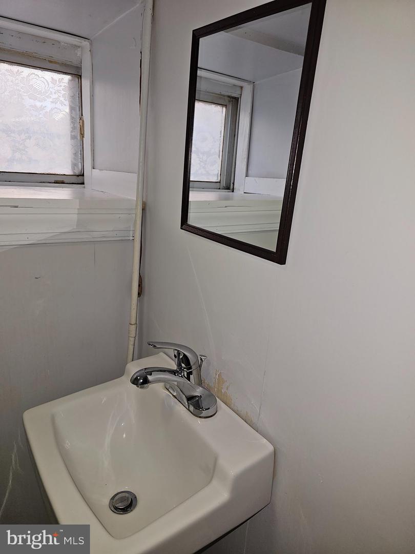 1744 Stocker St Property Photo 6