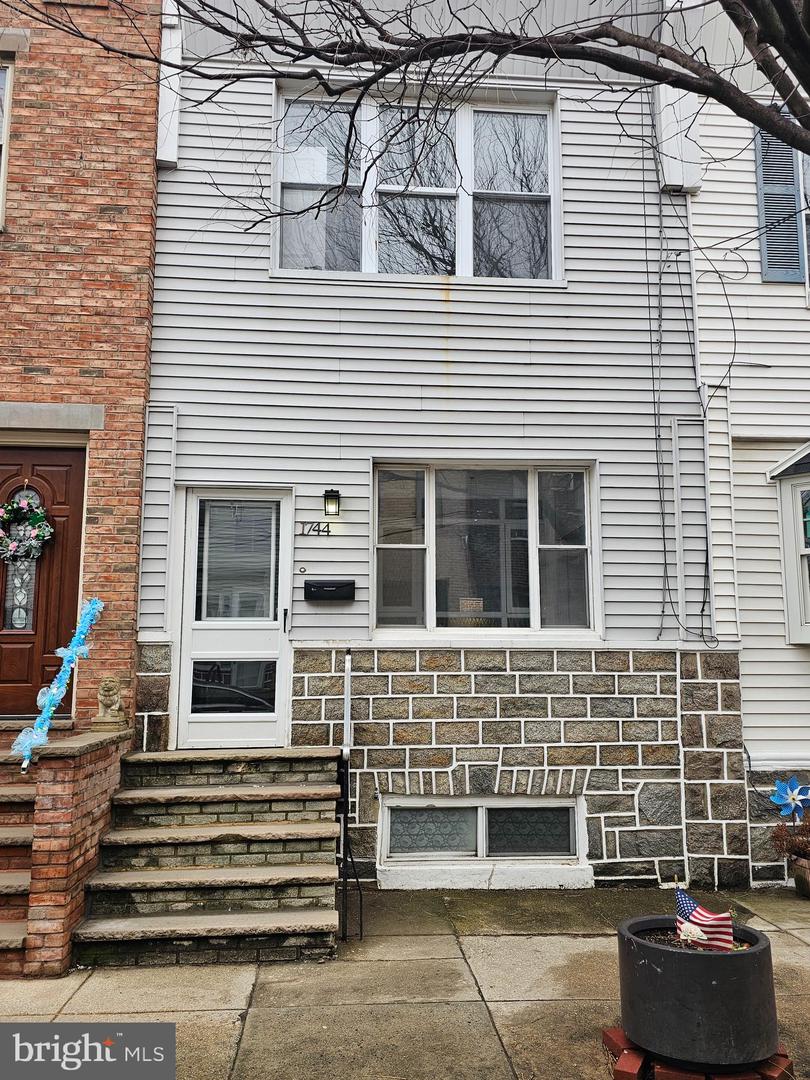 1744 Stocker St Property Photo 14