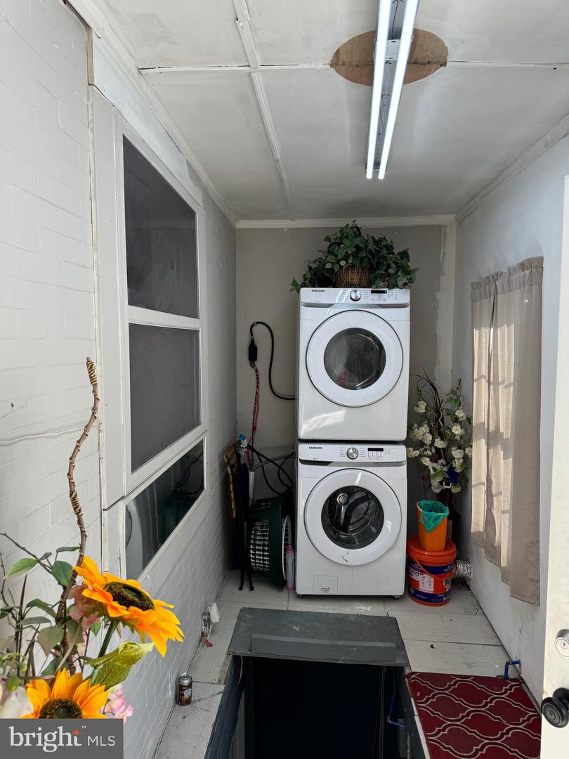 60 N Yewdall St Property Photo 15