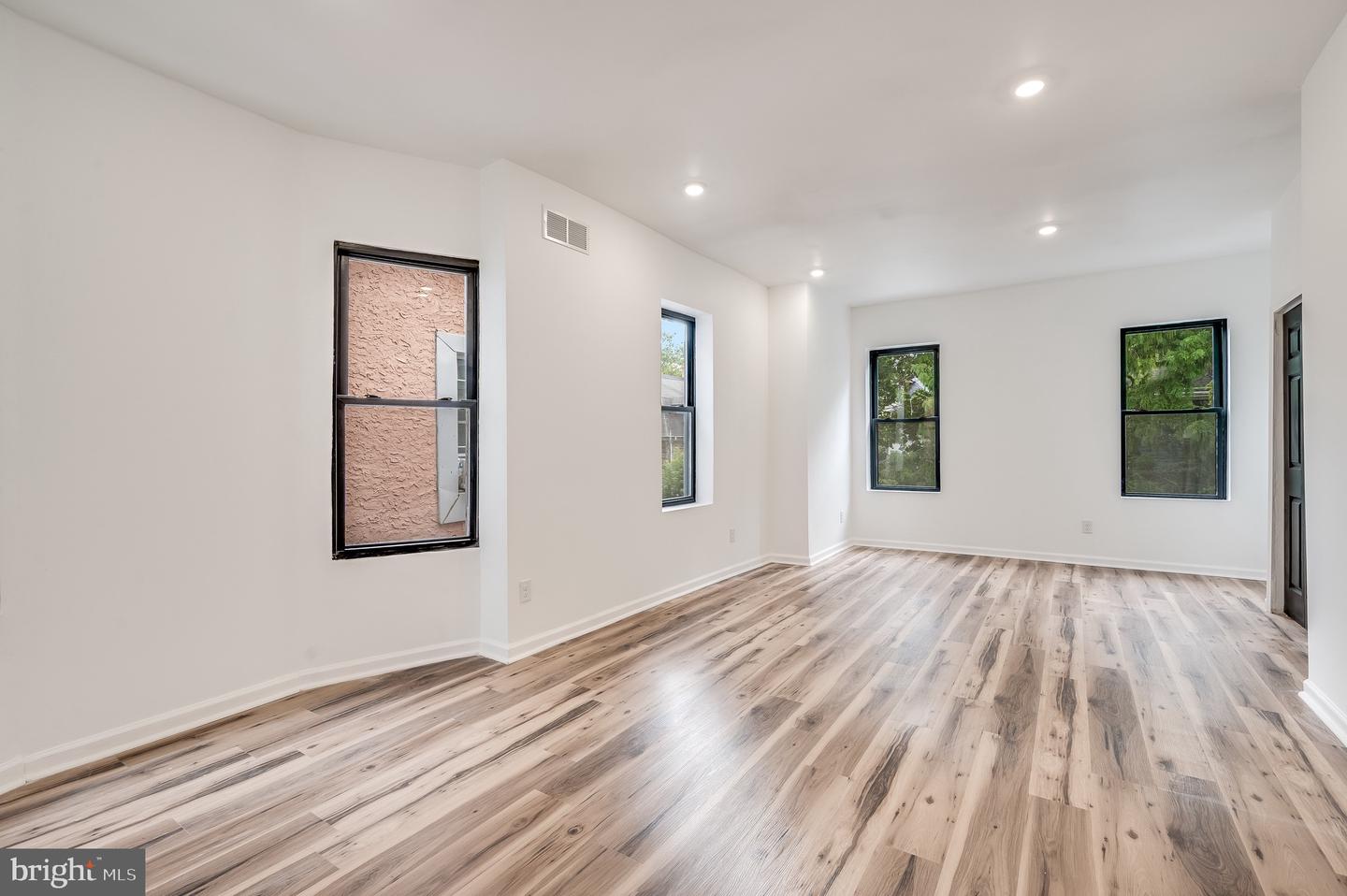 111 W Sharpnack St Property Photo 36