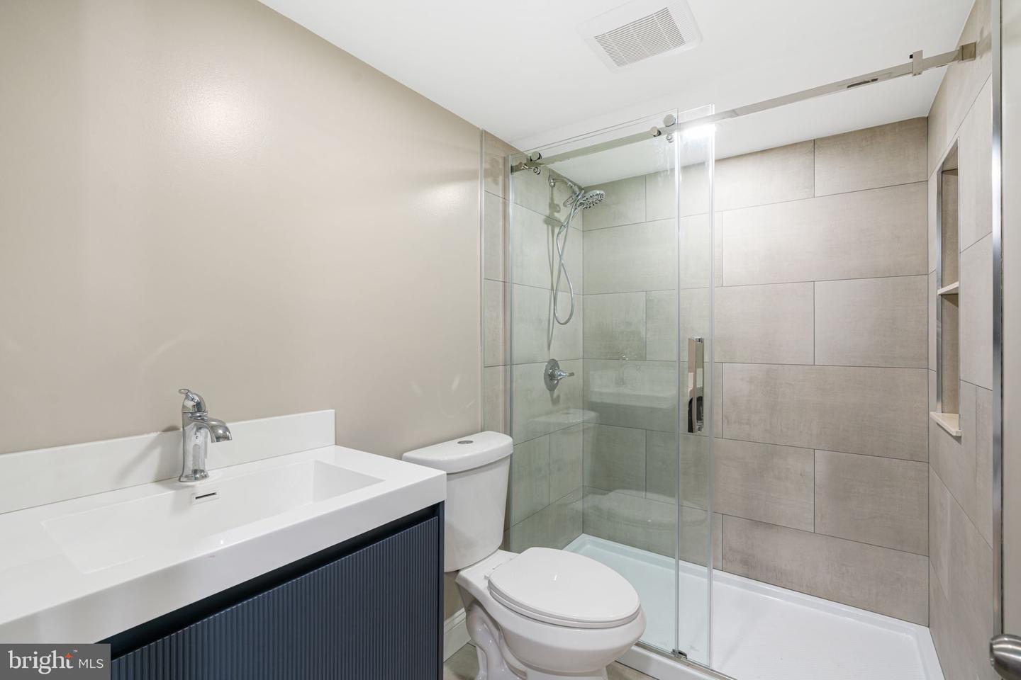 7705 Pickering Ave Property Photo 24