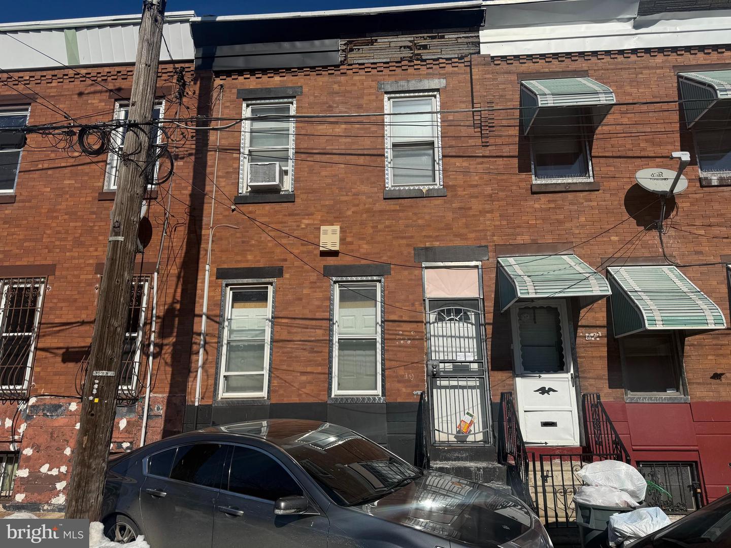 819 E Russell St Property Photo 1