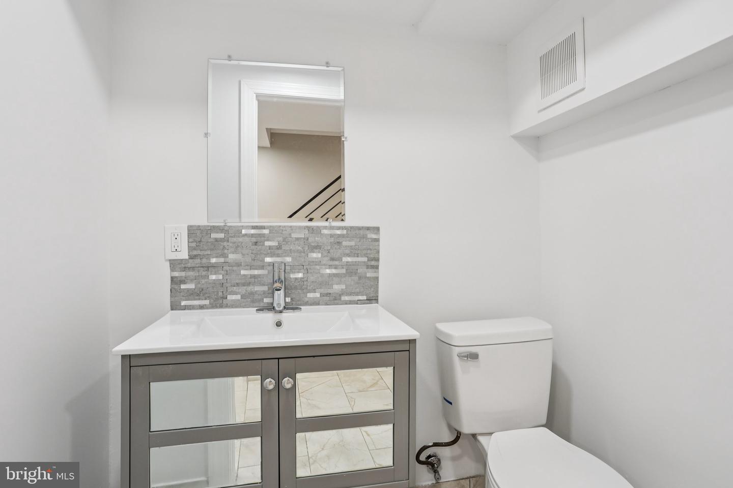 2225-2227 N Waterloo St Property Photo 21