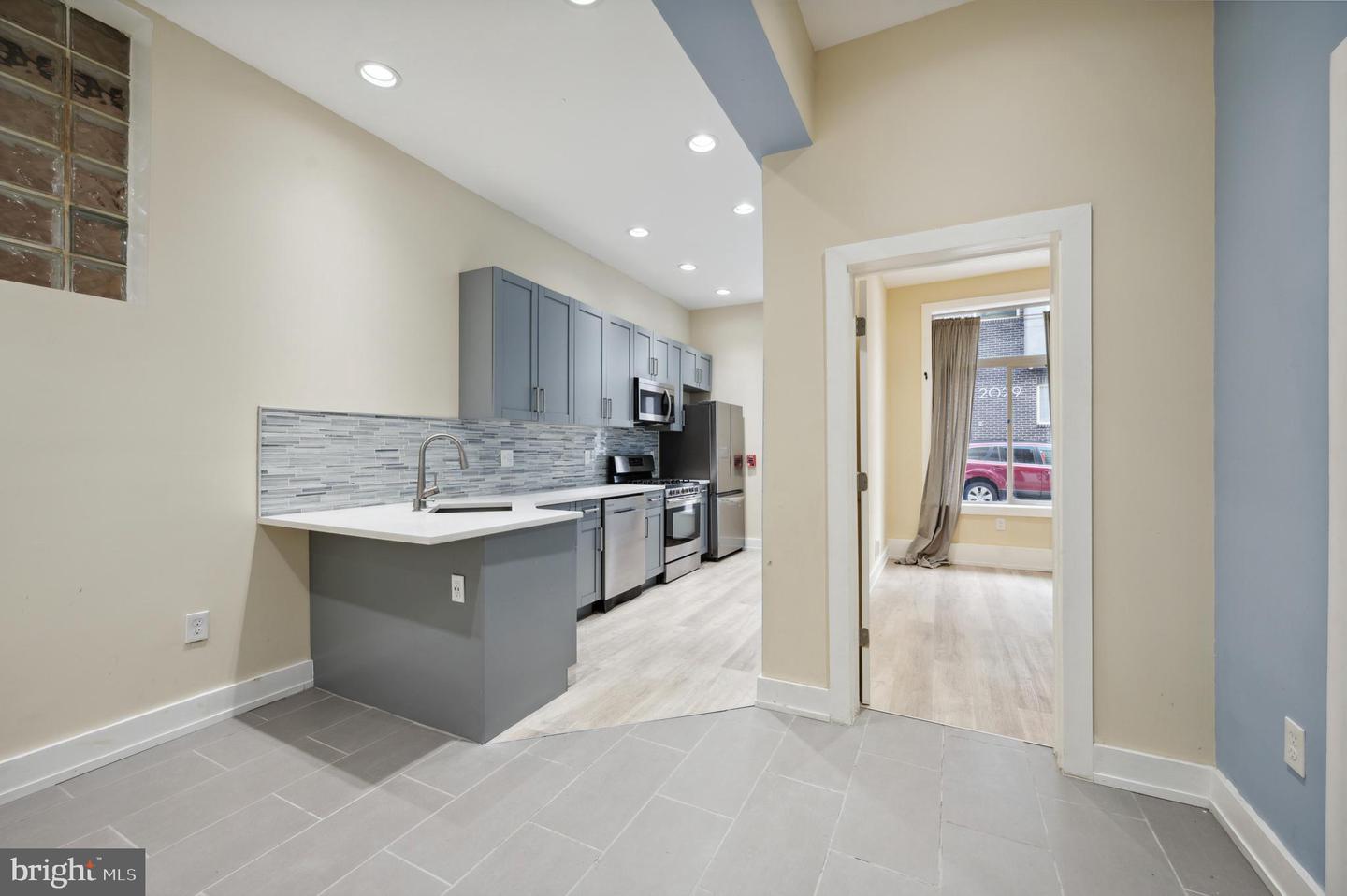 2024-26 E Fletcher St #1f Property Photo 6