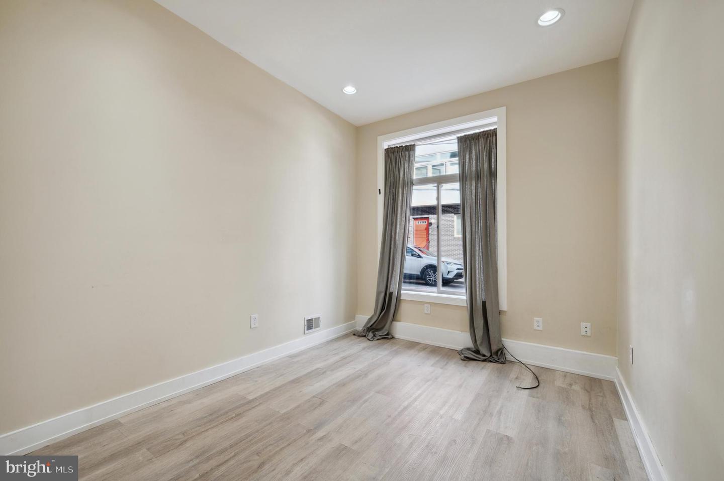 2024-26 E Fletcher St #1f Property Photo 13