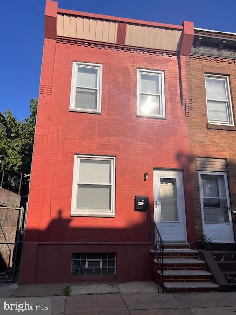 2710 N TAYLOR ST Property Photo 1