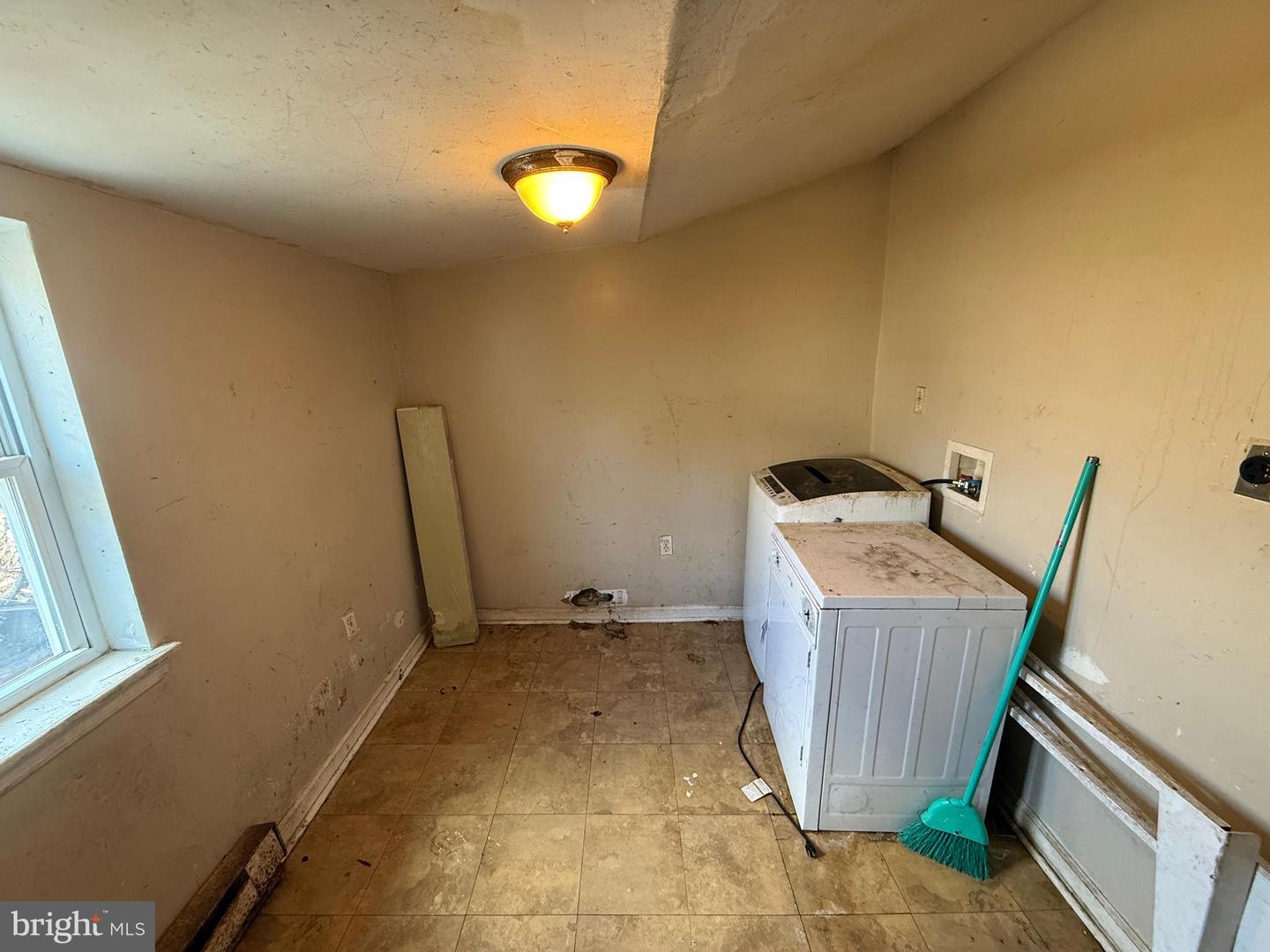 2040 N Lambert St Property Photo 21