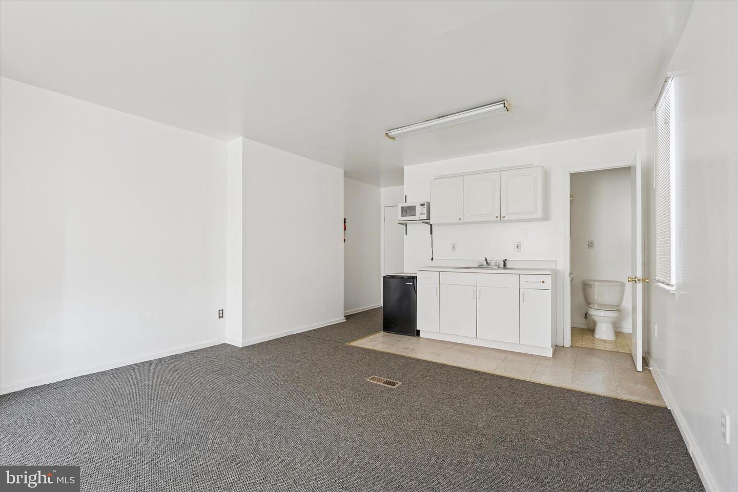 2260 N Broad St Property Photo 8