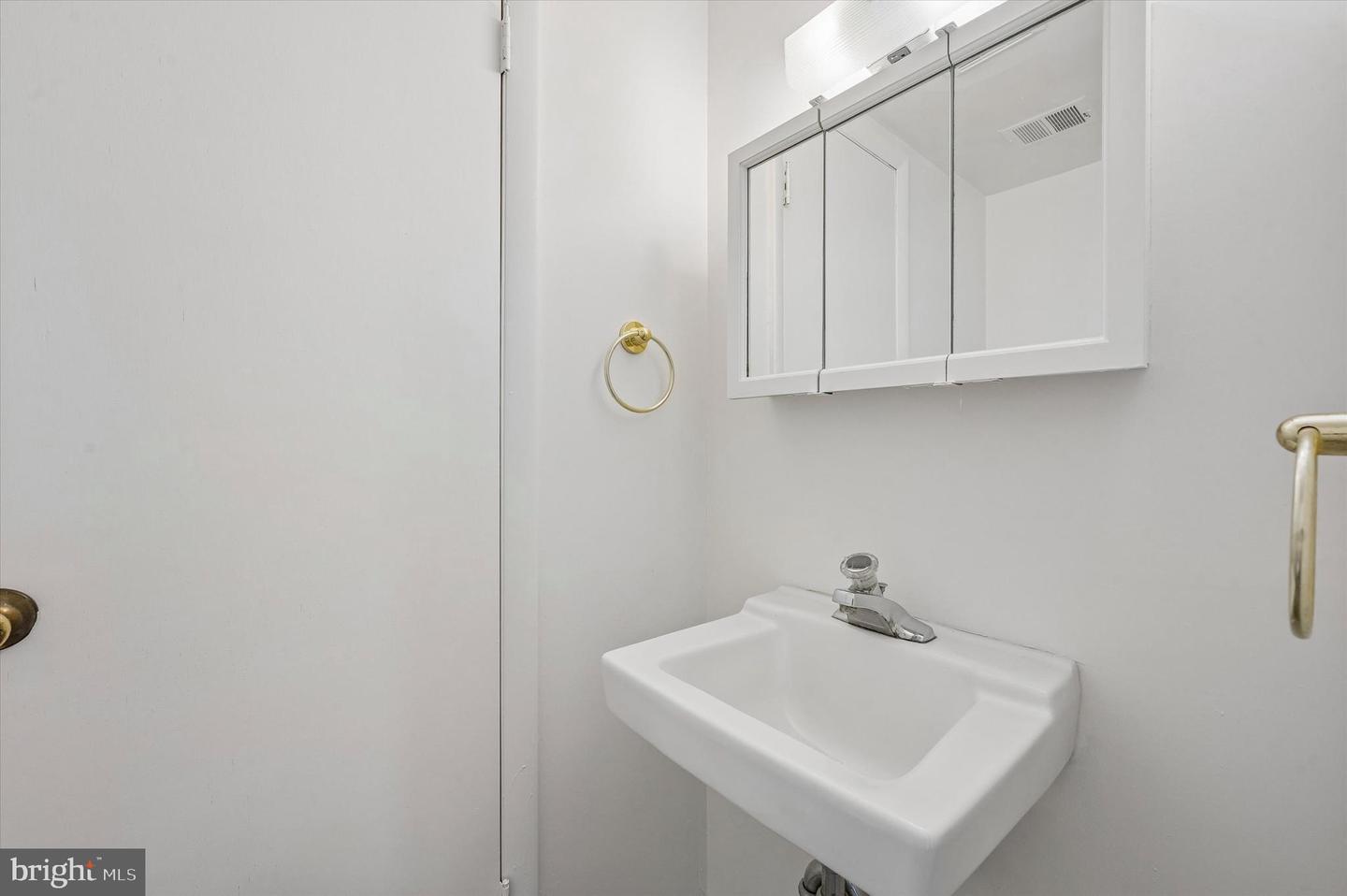 8410 Lyons Pl Property Photo 6