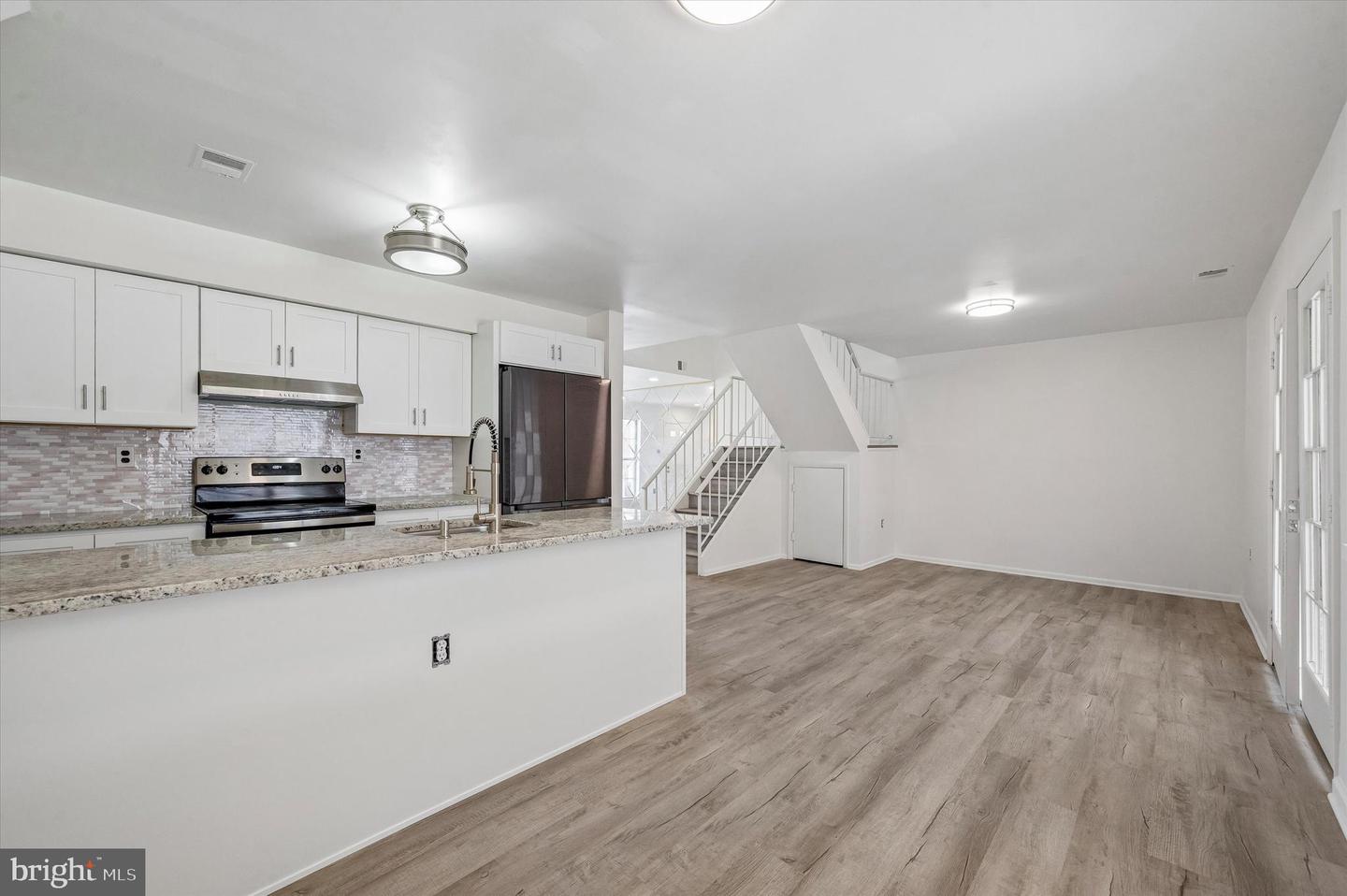 8410 Lyons Pl Property Photo 9