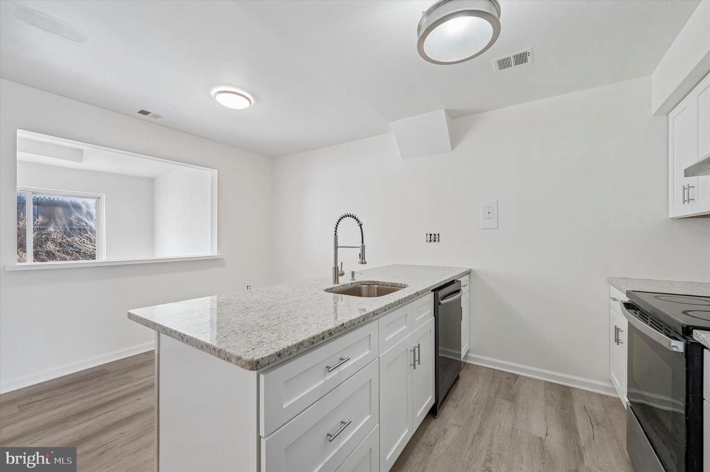 8410 Lyons Pl Property Photo 10