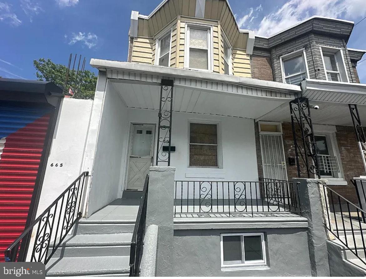 667 E Thayer St Property Photo 1