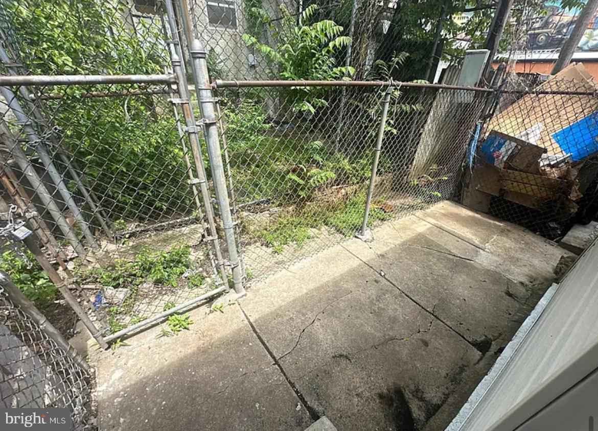 667 E Thayer St Property Photo 7