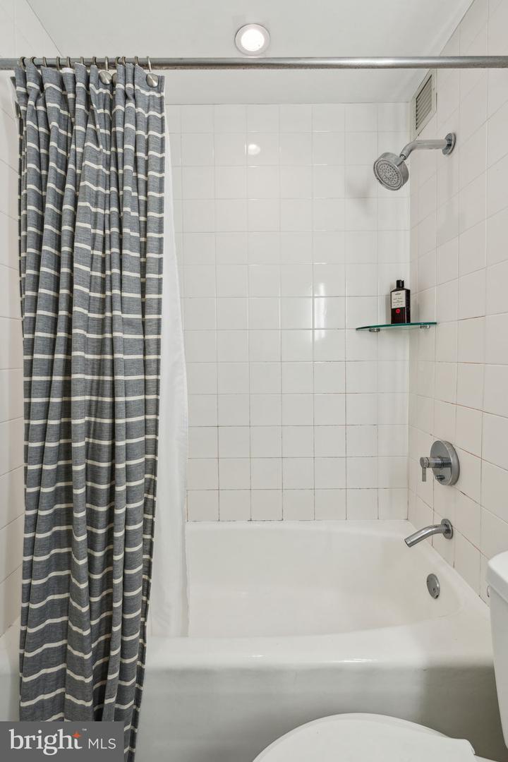 219-29 S 18th St #1422 Property Photo 16