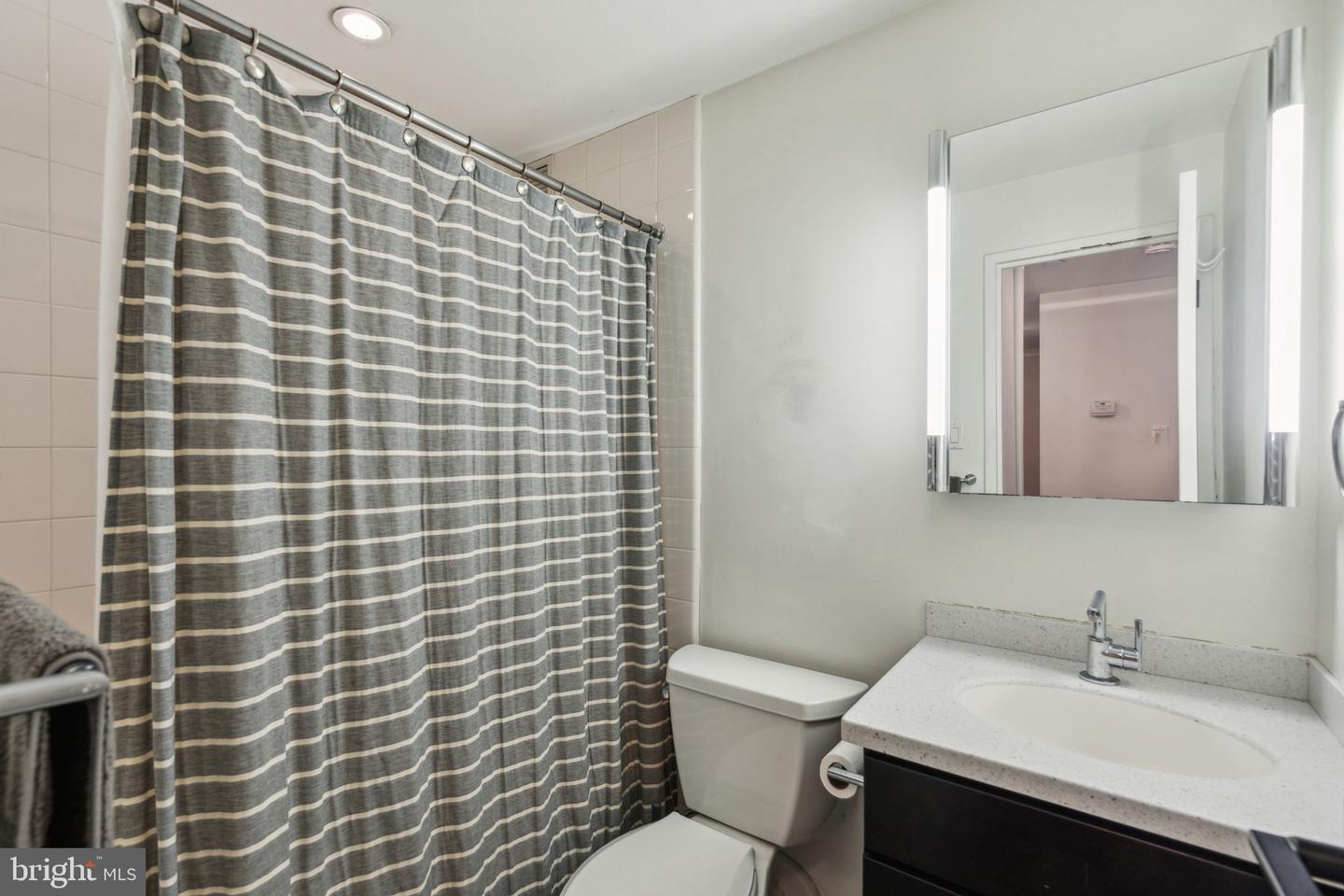 219-29 S 18th St #1422 Property Photo 17