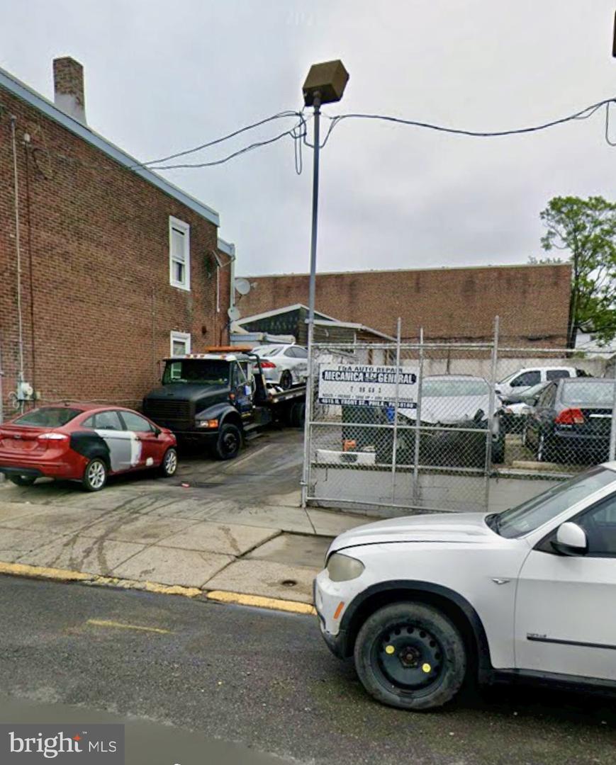 4615-21 N Front St Property Photo 3