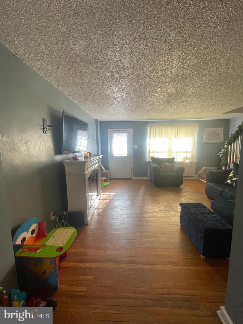 1245 Hale St Property Photo 4