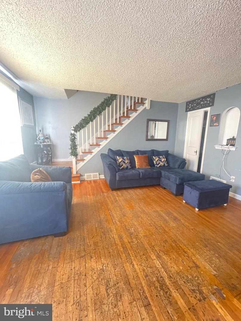 1245 Hale St Property Photo 5