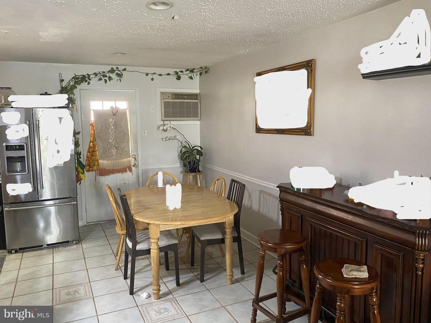 2155 Fanshawe St Property Photo 3