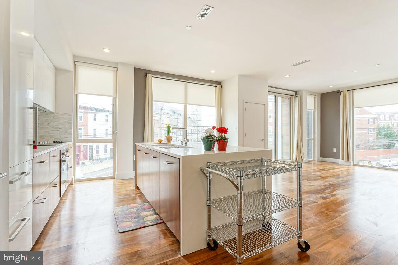 621-23 S 24th St #206 Property Photo 1