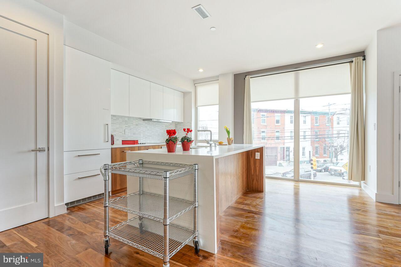 621-23 S 24th St #206 Property Photo 3