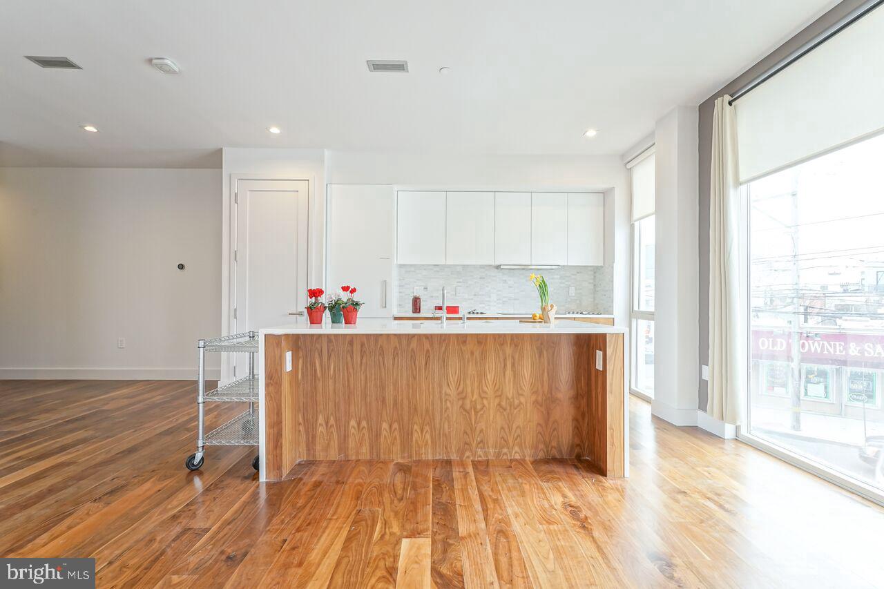 621-23 S 24th St #206 Property Photo 5