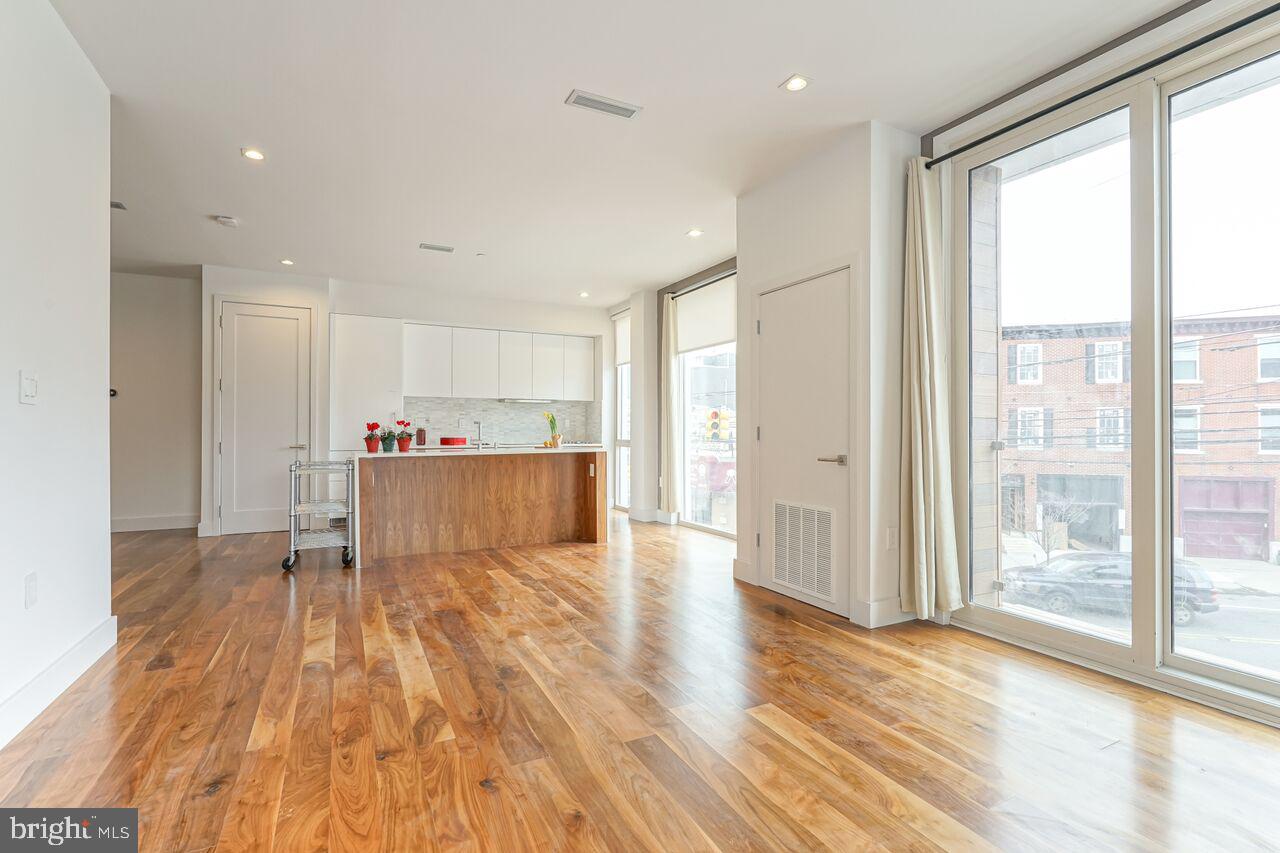 621-23 S 24th St #206 Property Photo 6
