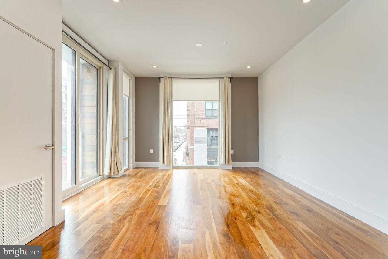 621-23 S 24th St #206 Property Photo 7