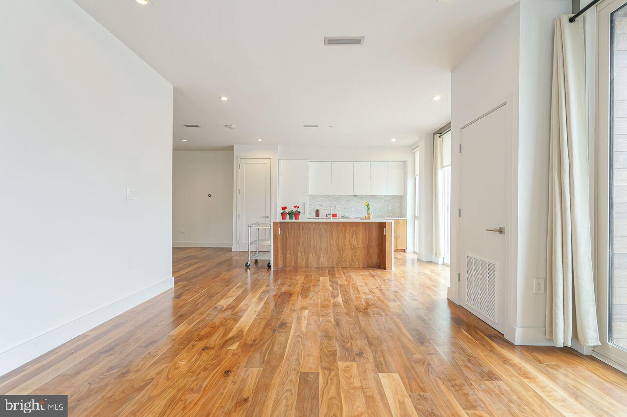 621-23 S 24th St #206 Property Photo 8