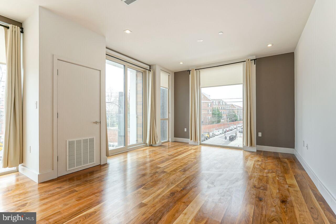 621-23 S 24th St #206 Property Photo 9
