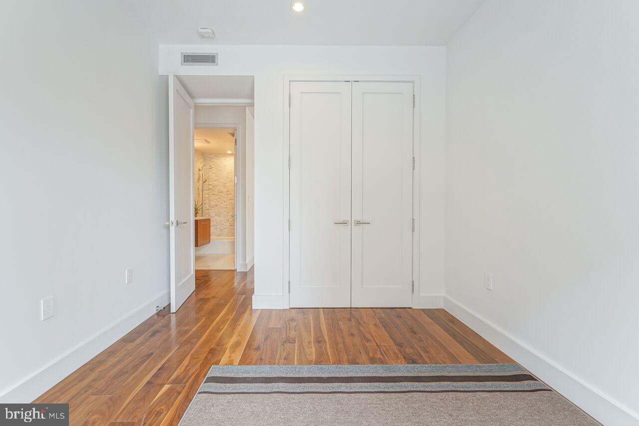 621-23 S 24th St #206 Property Photo 11